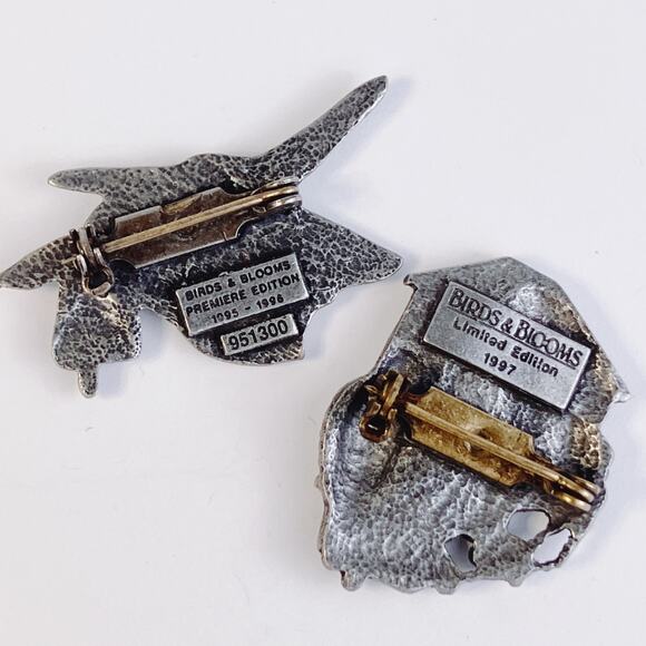 VTG Brooch Lot of 2 Signed Birds & Blooms Pewter Nature Hummingbird Birdhouse - Picture 7 of 9